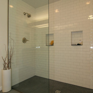 Idee per una stanza da bagno padronale minimalista di medie dimensioni con doccia a filo pavimento, piastrelle bianche, piastrelle diamantate e pavimento in ardesia