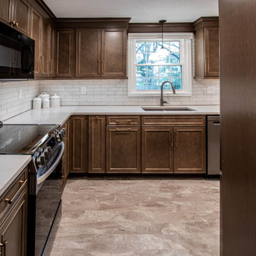 Maple Stained Shaker Kitchen Cabinets with Peninsula Bar