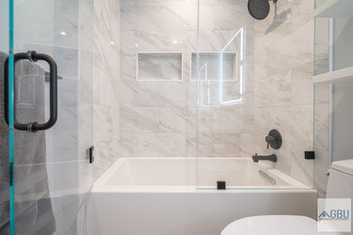Imagen de cuarto de baño moderno con bañera con patas, baldosas y/o azulejos blancos y baldosas y/o azulejos de cerámica