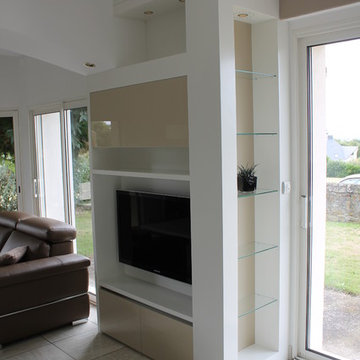 Aménagement TV laque brillante + table gigogne