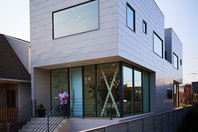 Imagen de fachada de casa minimalista con revestimiento de metal