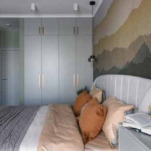 Mittelgroßes Modernes Hauptschlafzimmer mit grauer Wandfarbe, Korkboden und braunem Boden in Novosibirsk