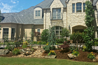 Design ideas for a traditional front yard mulch landscaping in Oklahoma City.