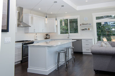 Eat-in kitchen - mid-sized modern single-wall eat-in kitchen idea with an undermount sink, shaker cabinets, white cabinets, white backsplash, stainless steel appliances and an island