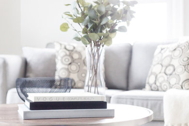 Example of a trendy living room design in Toronto