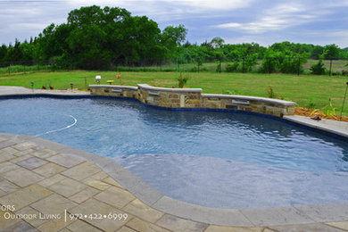 Ejemplo de piscina con fuente natural rural de tamaño medio a medida en patio trasero con adoquines de piedra natural