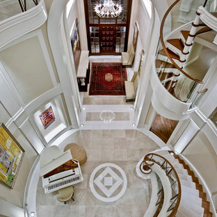 Foto de escalera de caracol tradicional renovada