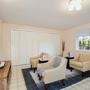 Idées déco pour une grande salle de cinéma classique fermée avec un mur blanc, un sol en linoléum, un téléviseur fixé au mur et un sol multicolore.