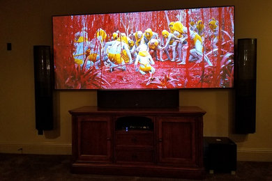 Ejemplo de cine en casa cerrado minimalista pequeño con paredes beige, moqueta, pantalla de proyección y suelo marrón