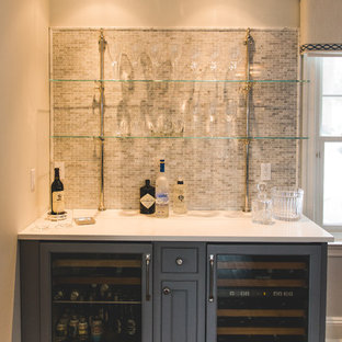ニューヨークの小さいトランジショナルスタイルのおしゃれなウェットバー (シンクなし、落し込みパネル扉のキャビネット、グレーのキャビネット、人工大理石カウンター、グレーのキッチンパネル、モザイクタイルのキッチンパネル、濃色無垢フローリング) の写真