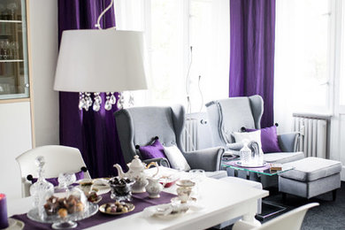 Mittelgroßes, Offenes Stilmix Wohnzimmer mit weißer Wandfarbe, Teppichboden und schwarzem Boden in Berlin