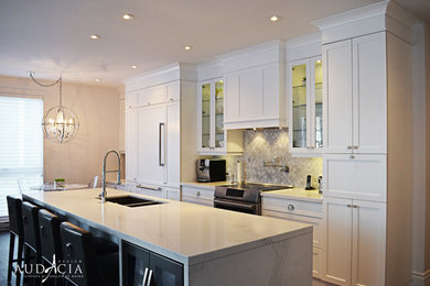 Foto de cocina actual de tamaño medio con armarios estilo shaker, puertas de armario blancas y una isla