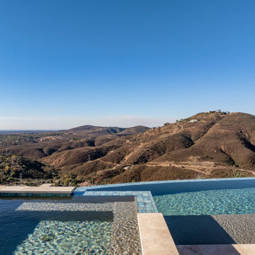 Seamless Indoor-Outdoor Living: A Home Designed for Entertaining and Privacy