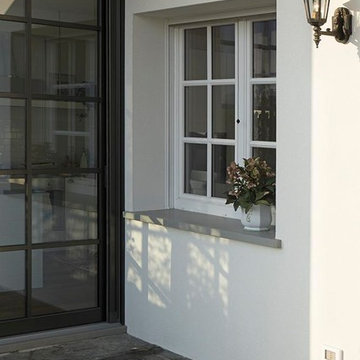 Parete vetrata e finestra con inglesine in stile provenzale