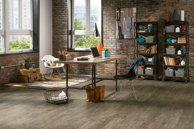 Foto de despacho industrial de tamaño medio sin chimenea con suelo vinílico, escritorio independiente, paredes marrones y suelo marrón