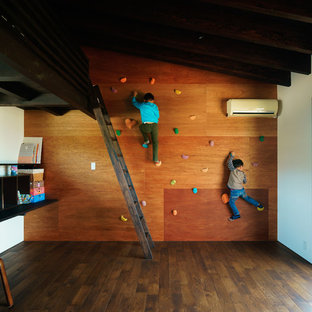 名古屋のコンテンポラリースタイルのおしゃれなクライミングウォール (濃色無垢フローリング、茶色い壁) の写真