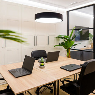 Inspiration för industriella arbetsrum, med vita väggar och ett fristående skrivbord
