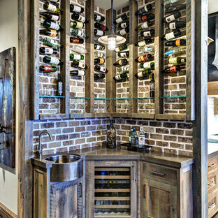 ソルトレイクシティの小さいラスティックスタイルのおしゃれなウェットバー (ドロップインシンク、家具調キャビネット、中間色木目調キャビネット、赤いキッチンパネル、レンガのキッチンパネル、セラミックタイルの床、グレーの床) の写真