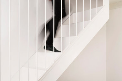 ボローニャにある低価格の小さなコンテンポラリースタイルのおしゃれな直階段 (金属の蹴込み板、金属の手すり) の写真