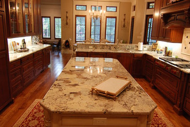 Kitchen - traditional kitchen idea in Miami