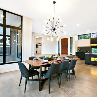 サンシャインコーストのコンテンポラリースタイルのLDKの画像 (白い壁、コンクリートの床、グレーの床)