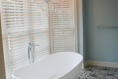 グランドラピッズにある高級な広いシャビーシック調のおしゃれなマスターバスルーム (洗面台2つ、造り付け洗面台) の写真