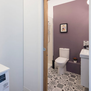 Esempio di una piccola stanza da bagno padronale moderna con ante lisce, ante bianche, doccia alcova, WC monopezzo, piastrelle bianche, piastrelle in gres porcellanato, pareti viola, pavimento in gres porcellanato, lavabo sospeso e porta doccia a battente