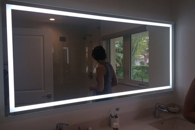 Example of a minimalist bathroom design in Miami