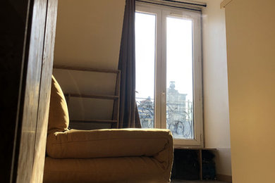 Cette image montre un petit salon nordique ouvert avec un mur beige, parquet clair et un sol marron.