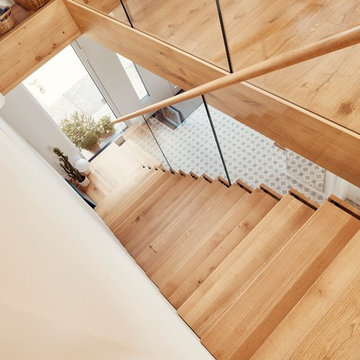 Kragarmtreppe mit Weißglas und wilder Eiche