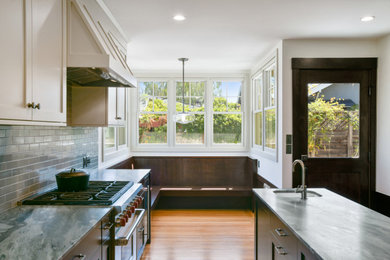 Example of a kitchen design in San Francisco