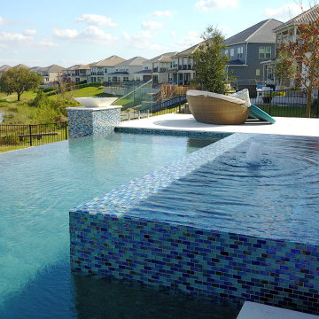 400 - Lakeside Infinity Pool with Spa