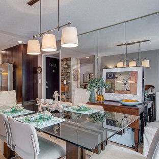 セントルイスのコンテンポラリースタイルのLDKの画像 (グレーの壁、淡色無垢フローリング)