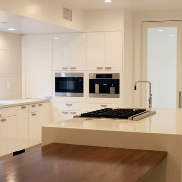 White Varnished Kitchen in Los Angeles