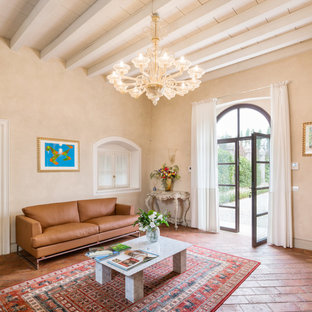 Mittelgroßes, Abgetrenntes Mediterranes Wohnzimmer mit beiger Wandfarbe und Backsteinboden in Mailand