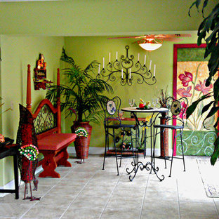 タンパの中サイズのトロピカルスタイルのLDKの画像 (緑の壁、磁器タイルの床)