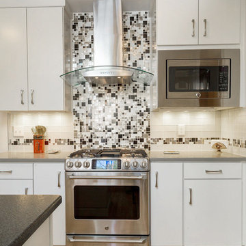 Eden Mosaic Tile Installations: Modern Cobble Stainless Steel/White Glass Tile