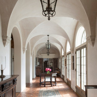 Foto på en vintage hall, med beige väggar och klinkergolv i terrakotta