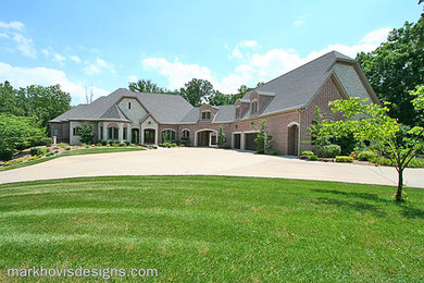Example of a classic brick gable roof design in Chicago