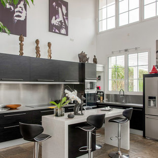 Modelo de cocina en L, vintage, de tamaño medio, abierta, con fregadero de un seno, armarios con paneles lisos, puertas de armario negras, salpicadero blanco y una isla