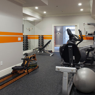 ニューヨークの中サイズのトランジショナルスタイルのおしゃれなトレーニングルーム (オレンジの壁、グレーの床) の写真