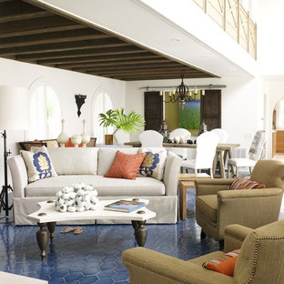 Inredning av ett modernt allrum med öppen planlösning, med vita väggar och blått golv