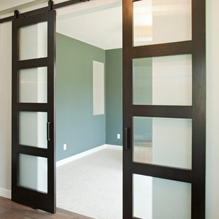 Idéer för mellanstora funkis allrum med öppen planlösning, med gröna väggar, heltäckningsmatta och ett finrum