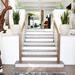 Foto di un ingresso stile marinaro di medie dimensioni con pareti bianche, una porta singola, una porta in legno scuro e pavimento in legno massello medio