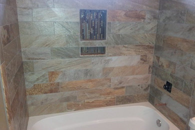 Imagen de cuarto de baño principal rústico de tamaño medio con baldosas y/o azulejos multicolor y baldosas y/o azulejos de porcelana