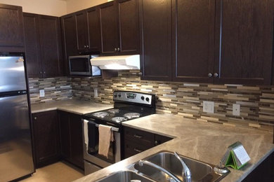 Kitchen - traditional kitchen idea in Toronto