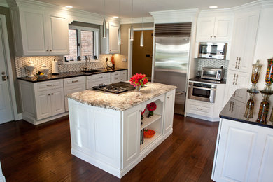 Elegant kitchen photo in St Louis