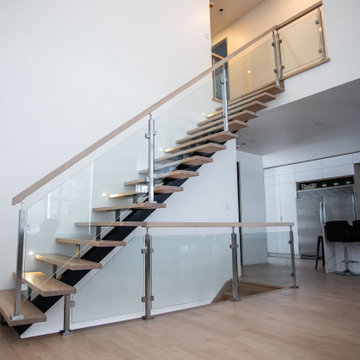 Central metal stringer hardwood staircase / Escalier de bois franc limon central