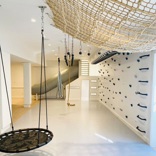 Esempio di una cameretta per bambini da 4 a 10 anni country di medie dimensioni con pareti bianche, parquet chiaro, pavimento grigio, soffitto in legno e pannellatura