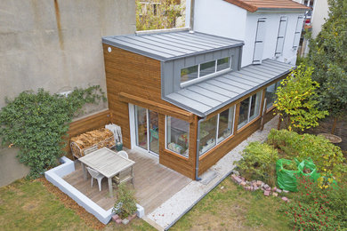 Exemple d'une façade de maison scandinave.